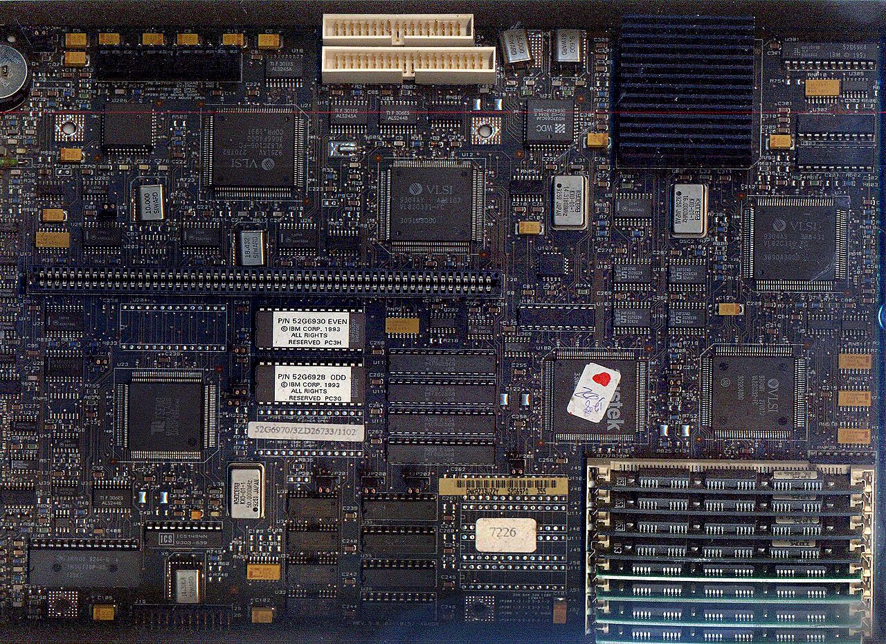 Motherboard_of_IBM_PS-ValuePoint_PC_with_Intel_i486SX_(ca._1992_to_1995).jpg